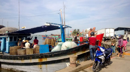 Tàu cá trang bị thiết bị năng lượng mặt trời